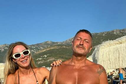 KAD SE ONI SKINU, SVIMA PADNU VILICE Pjevač (65) ljubi 18 godina mlađu kolegicu, pozirali zajedno na plaži i svaki mišić im se vidi FOTO