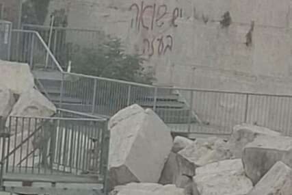 Na Zidu plača u Jerusalemu ispisano: "U Gazi se dešava holokaust"