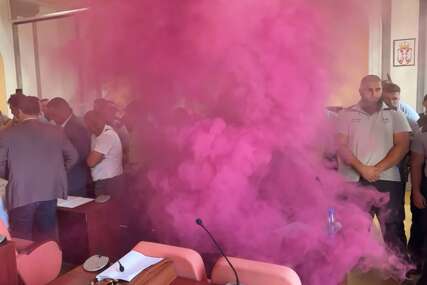 (VIDEO) U Srbiji opet haos: Bačena dimna bomba u Skupštini Zaječara, došlo i do tuče