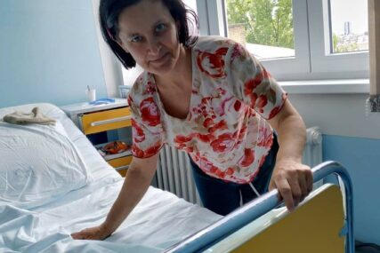 Udruženje Pomozi.ba pokrenulo apel za Jasnu koja vodi borbu s Parkinsonovom bolešću