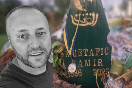 Dirljiv prizor na mezaru policajca Samira Mustafića: Kćerka Uma spustila medalju ocu