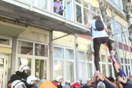 Novi Sad: Studenti ulaze kroz prozor na DIF, sukob sa policijom na ulazu