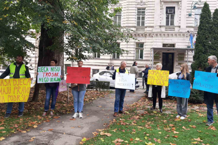 Protest Udruženja Colibri ispred Vlade KS: Zbog diskriminacije onemogućen rad Centra