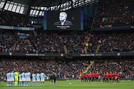 Cvijeće i poruke ispred kuće preminulog Rickyja Hattona u Manchesteru