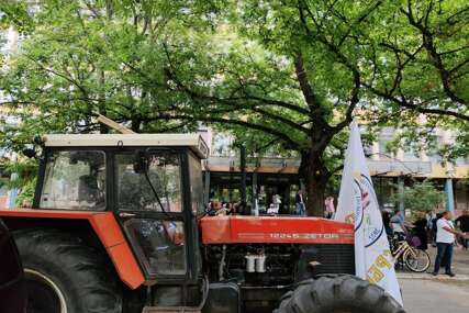 Protest poljoprivrednika ispred suda u Novom Sadu zbog hapšenja kolega