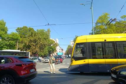 Udes kod zgrade Predsjedništva BiH: Blokiran saobraćaj, tramvaji ne voze (FOTO)
