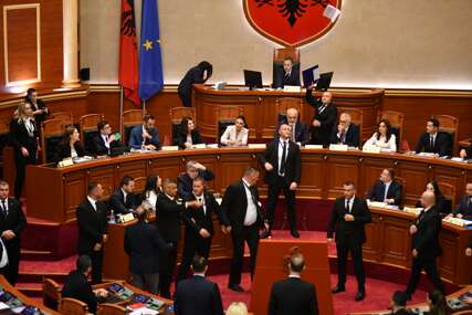 Albanski parlament uz tenzije odobrio program i novu vladu s AI ministricom FOTO