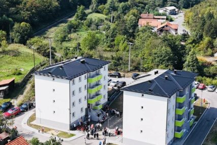 U Banovićima 30 porodica iz kolektivnih centara uselilo u nove stanove