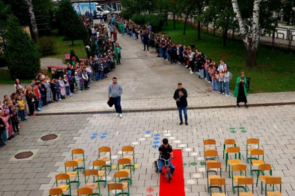 Ismail Barlov svečano dočekan ispred škole na Ilidži