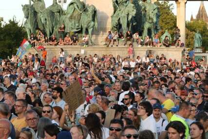 Desetine hiljada građana na protestima protiv Viktora Orbana (VIDEO)
