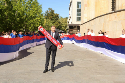 Trobojka duga 120 metara raširena u Banja Luci. Dodik poručio: "BiH je propala država. Naša je budućnost srpska zemlja"