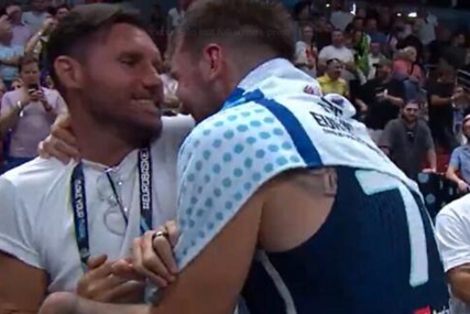 Scena koja je nasmijala sve: Znojavi Dončić izgrlio bivšeg saigrača, legenda nije mogla da ga pomjeri od sebe (VIDEO)