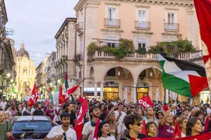 VELIKI PROTESTI Hiljade ljudi u Italiji marširale u znak podrške Palestini i Globalnoj floti Sumud (FOTO)