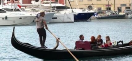 Venecijanska gondola zaplovila lošinjskom uvalom