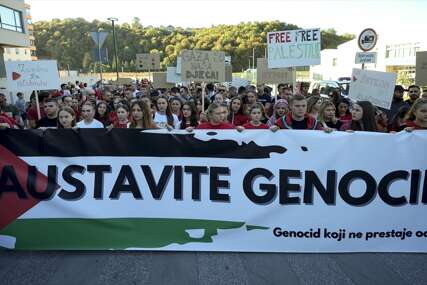 Stotine građana na skupu u Hadžićima osudilo izraelske napade u Gazi FOTO