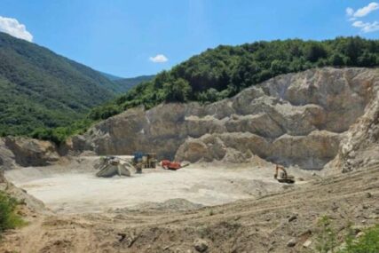Tragedija u Krajini: Prevrnula se radna mašina u kamenolomu, poginuo radnik