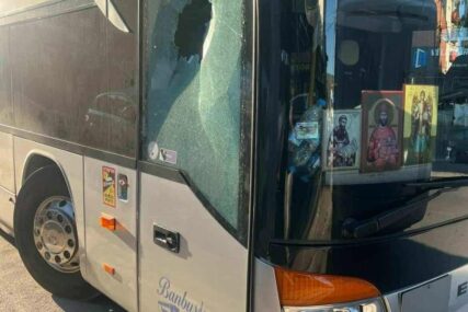 Kamenovan autobus s hodočasnicima u Južnoj Mitrovici