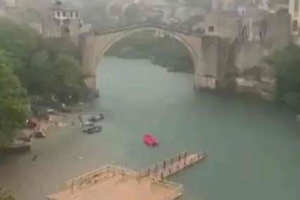 NEVJEROVATAN SNIMAK IZ MOSTARA Pogledajte kako nabujala Neretva odnosi drveni most ispod Starog mosta (VIDEO)