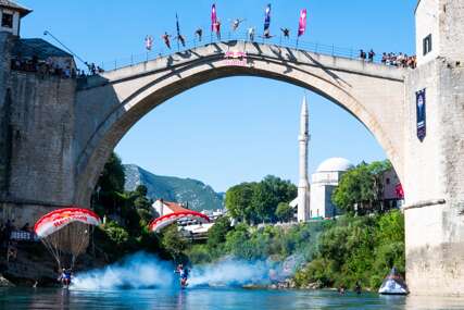 Padobranici proletjeli ispod Starog mosta, zvijezde Red Bull Cliff Divinga izveli masovni skok