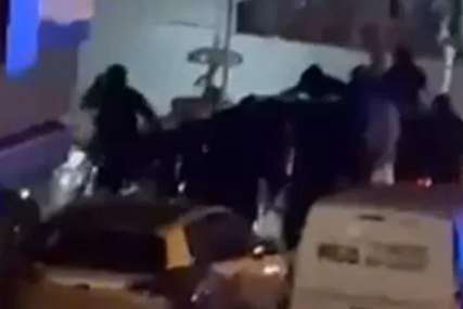 Šta radi MUP RS: Policija u fantomkama čupala videonadzor, ljude napadali elektrošokerom (VIDEO)