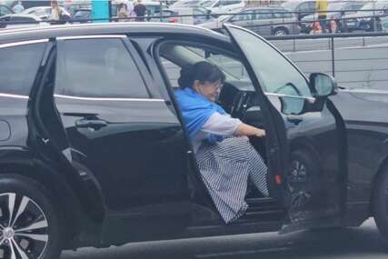 NADA OBRIĆ U INVALIDSKIM KOLICIMA Pjevačica na aerodromu, starija gospođa joj pomaže da uđe u automobil