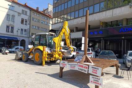 Okom kamere Bosnainfo: Trakavica oko parkinga pored Narodnog pozorišta Sarajevo se nastavlja, osvanule nove poruke (FOTO)