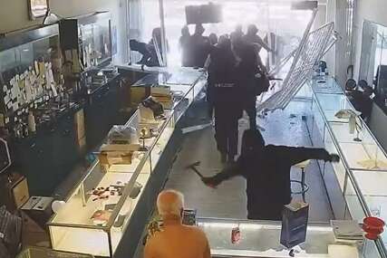 Brutalna pljačka u Kaliforniji: Desetak razbojnika upalo u zlataru (VIDEO)