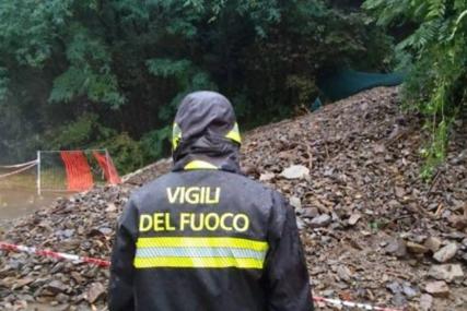 Snažno nevrijeme pogodilo sjever Italije, vozač jedva izvučen iz podvožnjaka