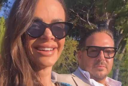 Rialda blista pored 11 godina starijeg biznismena, pojavila se na vjenčanju u IZAZOVNOJ HALJINI SA PROREZIMA: Svi pogledi uprti u nju