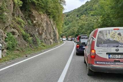 Stravična nesreća kod Jajca: Poginuo motociklista u sudaru sa kamionom