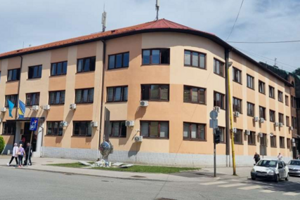 Dvanaestogodišnjak iz Tuzle prijetio vršnjaku u školi hladnim oružjem