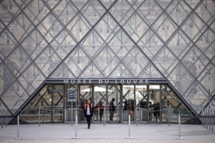 Aktivisti na Louvre objesili fotografiju bivšeg princa Andrewa kako izlazi iz policijskog pritvora