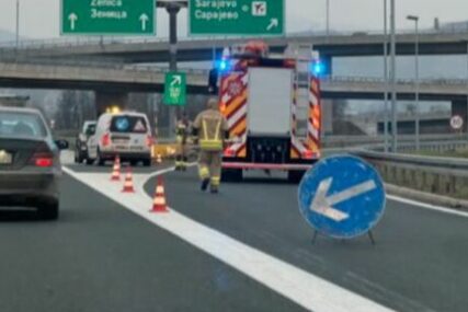 Saobraćajna nesreća na autoputu A1: Sudarila se dva vozila, dijelovi plastike rasuti po cesti