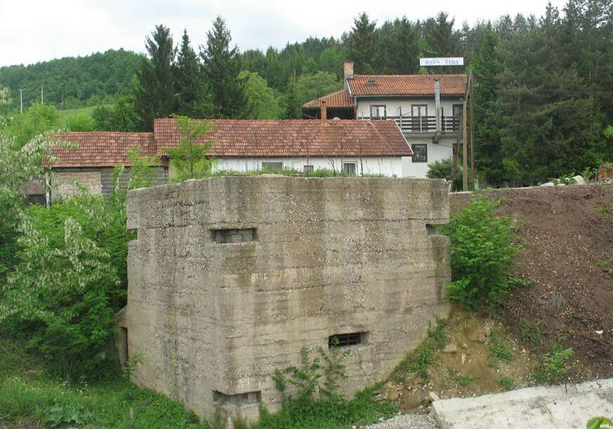 FOTO: AGRESORSKI LOGOR BUNKER PORED PANSIONA KON TIKI U VOGOSCI