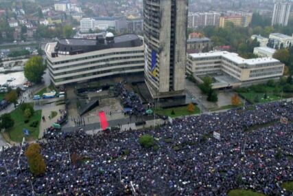 Na današnji dan više od 100.000 ljudi klanjalo dženazu prvom predsjedniku RBiH: Alija Izetbegović ostavio neizbrisiv trag u historiji