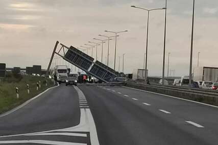 Srbija: Ogromna konstrukcija s putokazima pala na saobraćajnicu autoputa Beograd - Novi Sad