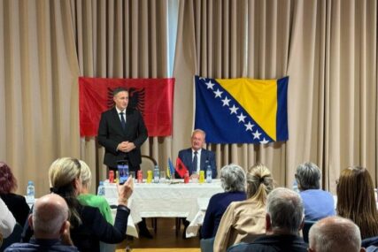 Bećirović u Albaniji posjetio bošnjačku zajednicu, organizovan doček u naselju Borak