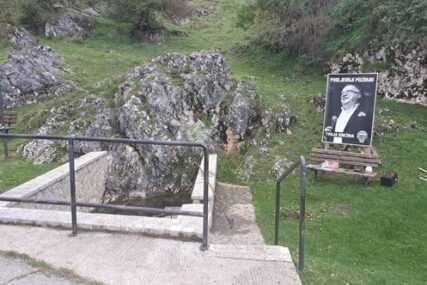 Mještani Knežine postavili fotografiju Halida Bešlića pored izvora kojeg je opjevao u "Romaniji"