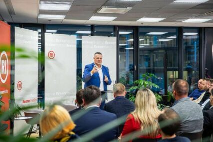 Mijatović na panelu SDP Austrije u Beču: Teško je ići naprijed na evropskom putu ako su vam vezane i ruke i noge