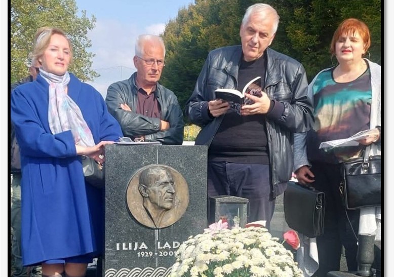 FOTO: PJESNICI NAD LADINOVIM GROBOM (