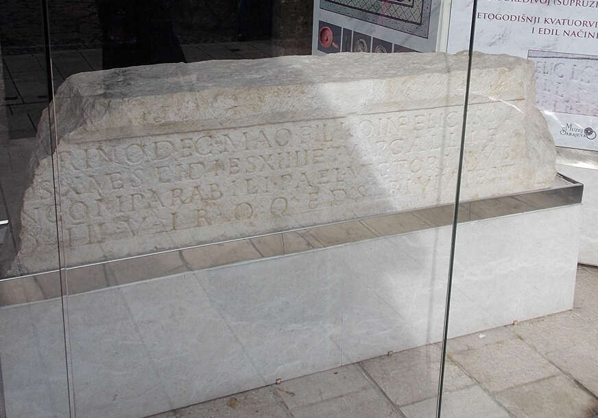 FOTO: REKONSTRUISANA PLOČA U POSTAVCI MUZEJA SARAJEVA
