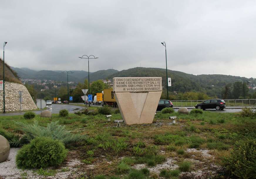 FOTO: REPLIKA MERMERNE PLOČE NA VOGOŠĆANSKOJ PETLJI 