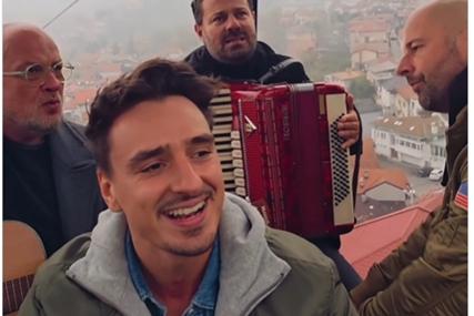 Pred koncert u BKC-u: Adi Šoše u sarajevskoj žičari zapjevao Čolin hit