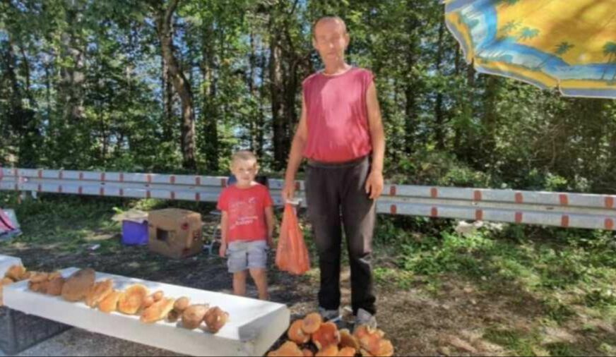 FOTO:  AVAZ / FIKRET DEDIĆ SA SINOM PRODAJE GLJIVE DA PREŽIVI 