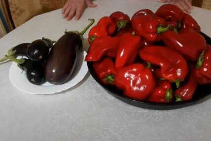 Pripremate zimnicu? Domaćica podijelila genijalan trik za brzo guljenje paprika