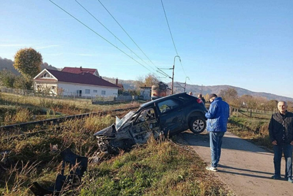 Težak sudar u Modriči: Automobil podletio pod lokomotivu Željeznica RS-a