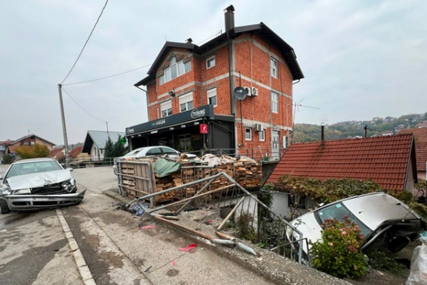 Težak udes u BiH: Automobil probio ogradu i završio u dvorištu kuće