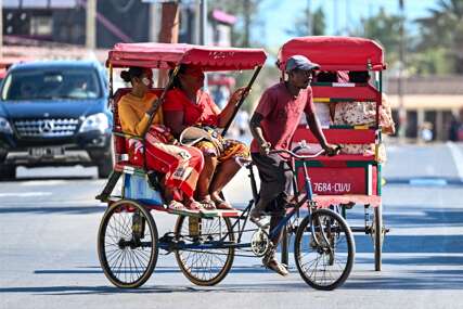 GURAJ, GURAJ! Ovo je "pus-pus" - najpopularnije prijevozno sredstvo na Madagaskaru (FOTO)