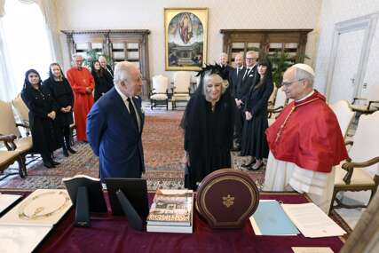 FOTO I VIDEO Britanski kralj i papa molili zajedno prvi put u 500 godina