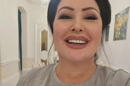 (FOTO) DRAGANA MIRKOVIĆ SLAVILA U DVORCU ROĐENJE UNUKE Pjevačica nosila majicu sa natpisom: "Najponosnija baka na svetu"